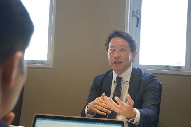 「年収を100万円引き上げる」と約束したときのことを語る平山社長