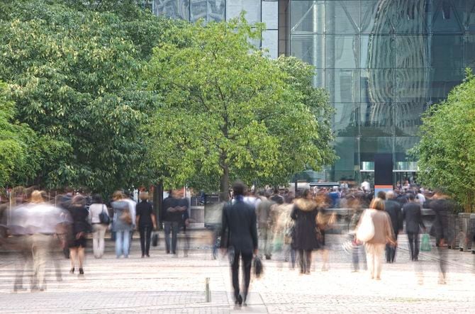 ビジネス街を歩く人々