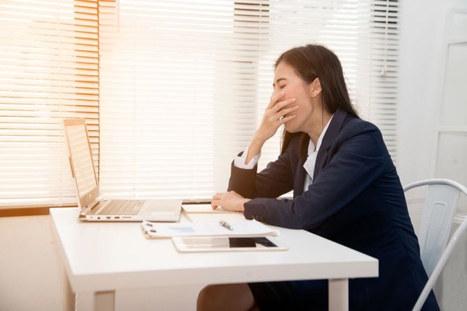 あくびをする女性