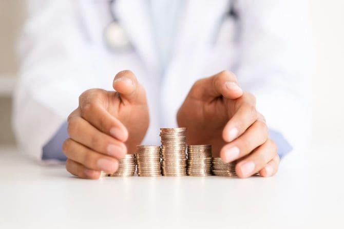 硬貨を手で覆うイメージ