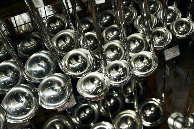 多種多様なレードルが並ぶ飯田屋の店内