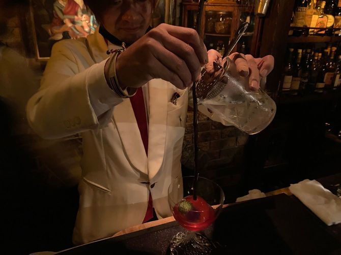 マドラーに沿わせて注ぐ