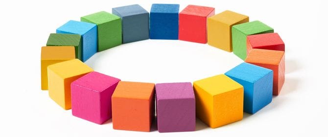 円状に並べたカラフルなブロック