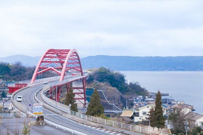 赤いアーチが美しい第二音戸大橋を渡るとその先が倉橋島
