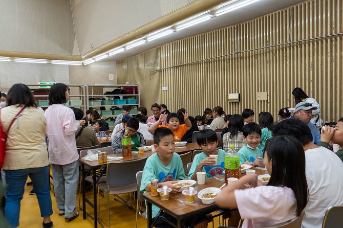 大会前、カレーとコンフレークを無料で配布