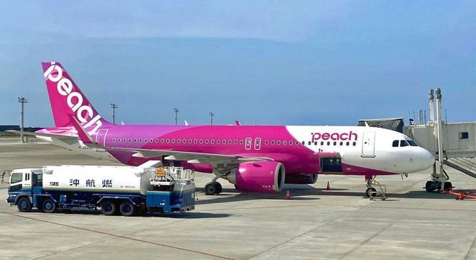 那覇空港で出発準備中のピーチ機