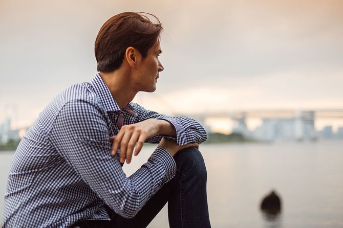 ビューを見ている日本人男性