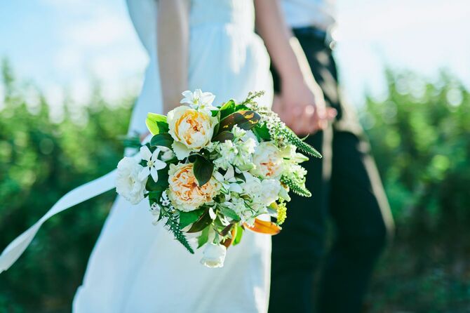 手をつないでいる結婚式のカップル