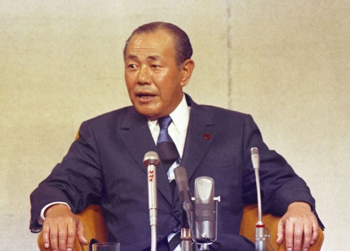 記者会見で米州4カ国訪問の成果や今後の課題などについて語る田中角栄首相（当時）（＝1974（昭和49）年9月28日、首相官邸）