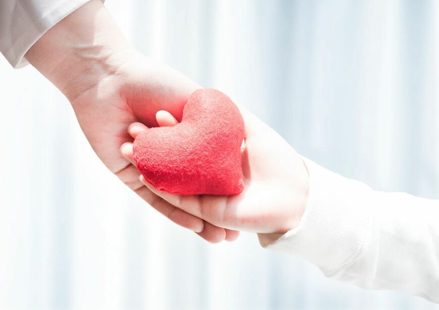 二人の手のひらにハート