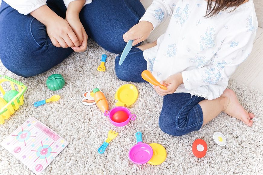 おもちゃで遊ぶ子ども
