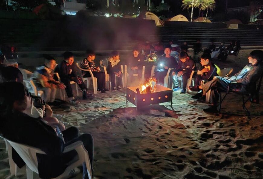 夜は海岸でたき火を囲んで、クラスメートと語り合う。