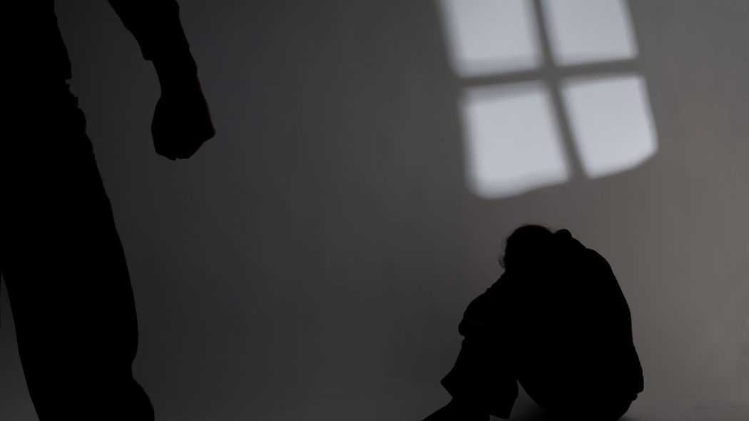 ｢息子はトイレに"とうさんしね"と書いた｣暴力夫と離婚して自己破産した40代女性の半生 パニック障害､鬱､喘息を抱え…