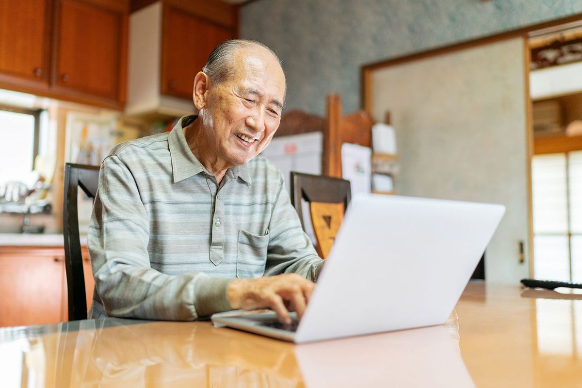 パソコンを使用する高齢の男性