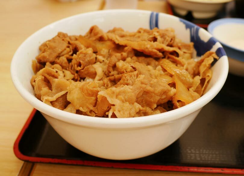 牛丼300円時代「とんかつで勝敗」 定食・とんかつ効果で利益押し上げ