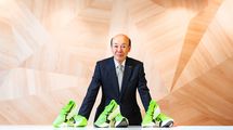 あの日だけは眠れなかった…"よそ者"アシックス会長がどん底から目指した｢世界一速く走れるシューズ｣