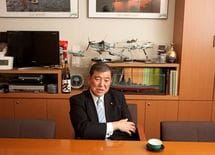 やるべきは憲法改正ではなく、経済成長だ