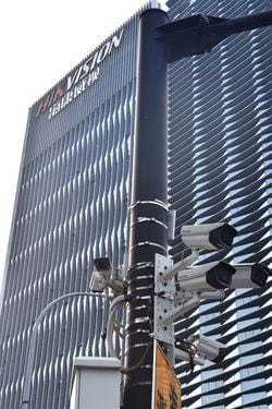 HIKビジョンのビルの手前には多数の監視カメラ