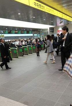 改札でターゲットを待つ（提供＝鉄人社）