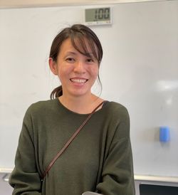 サイエンス科・プロジェクト科主任の田中理紗先生。英語科教員　サイエンス科立ち上げからのメンバーで、さまざまな手法を自ら学び、先生や生徒に伝えている（筆者撮影）
