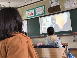 体育館や校庭に全校で集まって行っていた朝礼も、いち早くオンラインに切り替えて実施