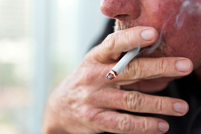 たばこを吸う高齢者