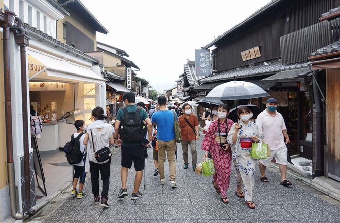 観光名所「清水寺」の参道を行き交う人たち＝2020年7月23日、京都市東山区
