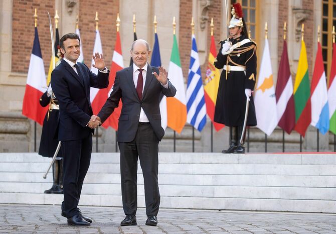 2022年3月10日、フランス・パリ郊外のベルサイユ宮殿で非公式に行われたEU首脳会合を前に、ドイツのオーラフ・ショルツ首相を迎えるフランスのエマニュエル・マクロン大統領（左）