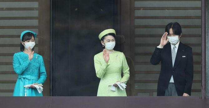 天皇誕生日の一般参賀で手を振られる秋篠宮ご夫妻と次女佳子さま＝2023年2月23日午前、皇居