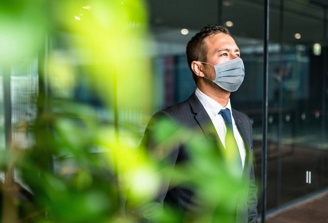 遠くを見つめる、スーツを着た人