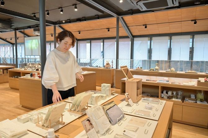 3000点揃う商品を楽しめる中川政七商店奈良本店内の千石あや社長