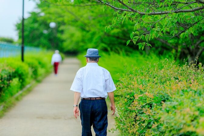 緑の背景と年上の男性