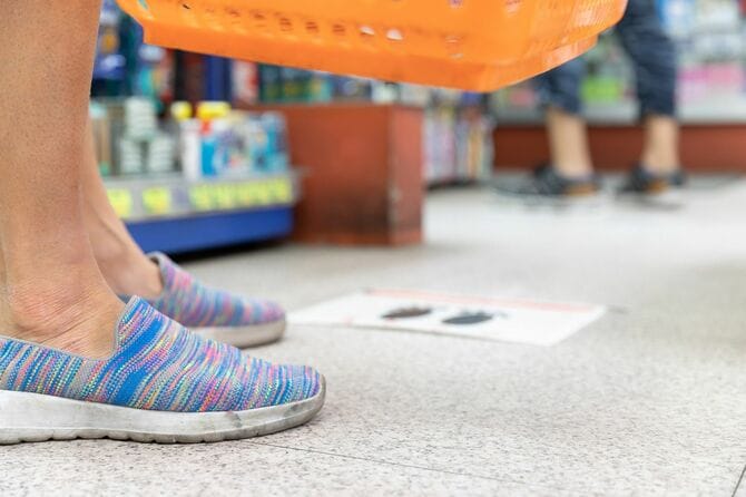 レジ待ちの人の足元