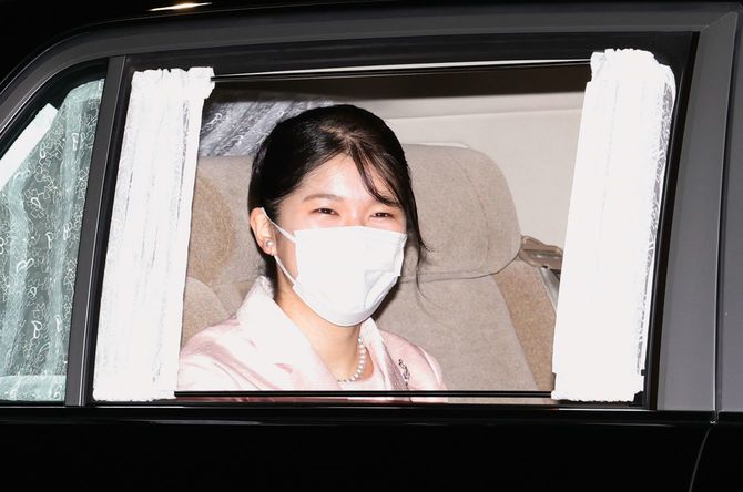 上皇ご夫妻に誕生日のあいさつをするため、仙洞御所に入られる天皇、皇后両陛下の長女愛子さま＝2022年12月1日、東京都港区［代表撮影］