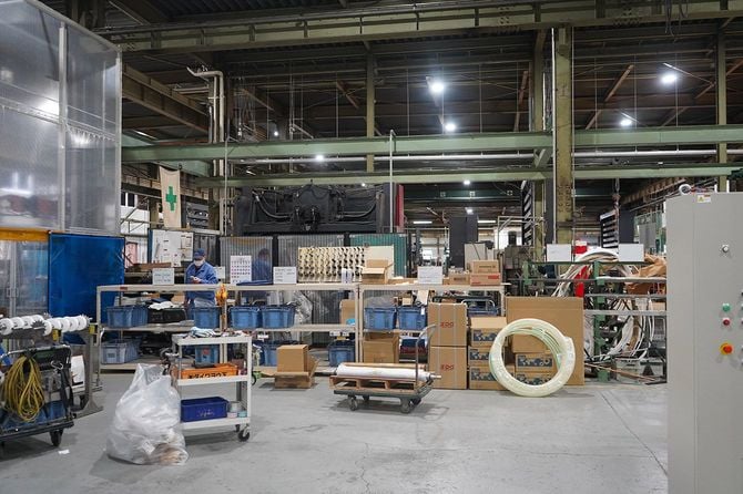 本社の敷地内にある工場の内部。工作機械や部品などが数多く並んでいる