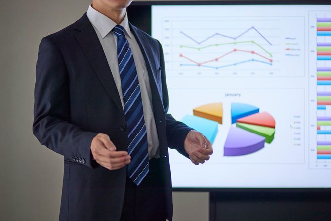 プレゼンテーションを行うスーツを着た日本のビジネスマン