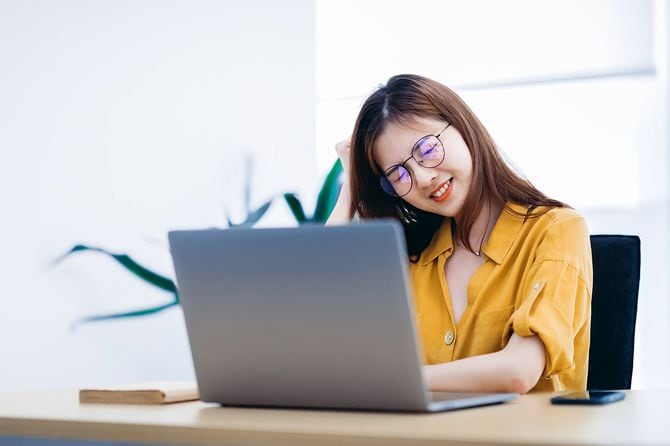 オフィスで働くビジネスウーマン