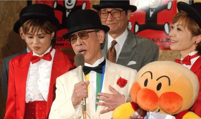 CDデビューの記者会見で、歌を披露するアンパンマンの作者、やなせたかしさん=2003年12月5日午後、東京都文京区