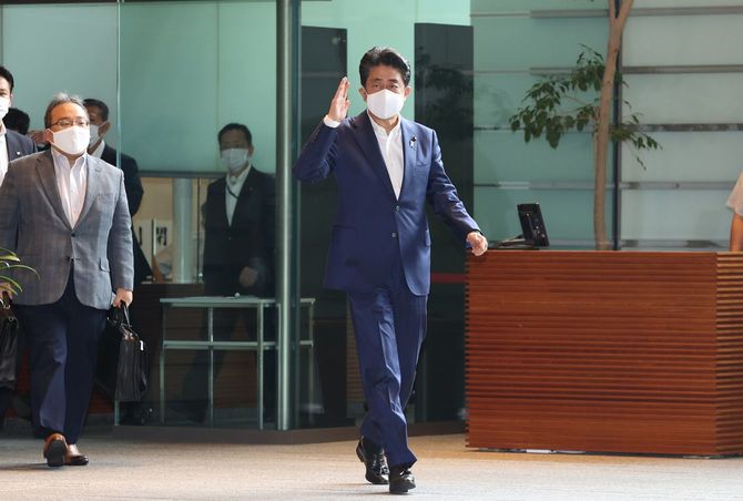 首相官邸に入る安倍晋三首相（中央）＝2020年9月3日、東京・永田町