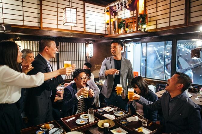 居酒屋で乾杯する人々