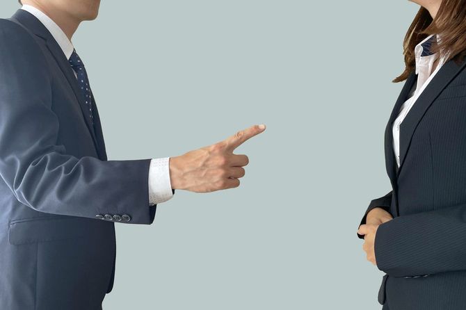 上司にしかられている女性社員