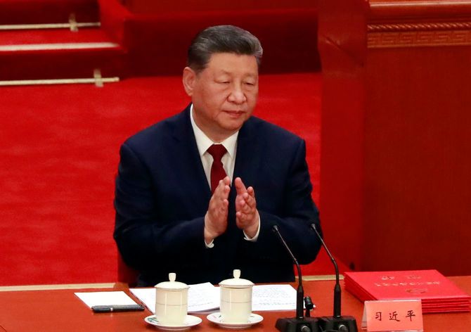 2026年7月1日、中国・北京の人民大会堂で行われた中国共産党（CPC）創立105周年祝賀大会で、拍手を送る習近平国家主席
