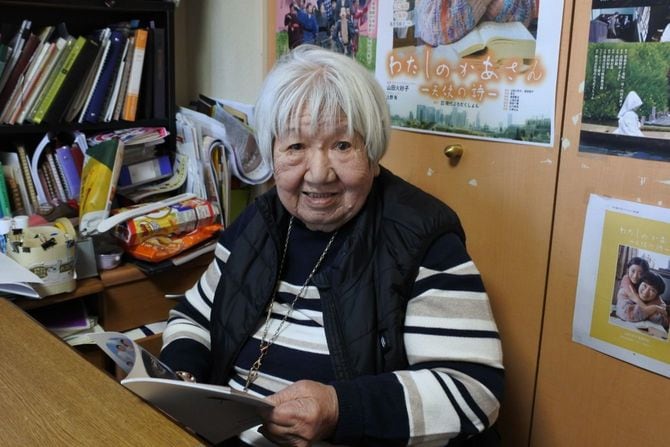 インタビューに答える山田火砂子監督