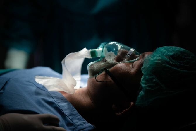 手術室の外科ベッドに横たわっている患者の顔