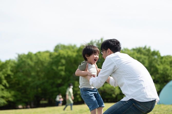 息子と遊ぶ父