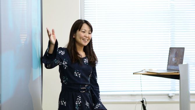 会議室でプレゼンをする女性