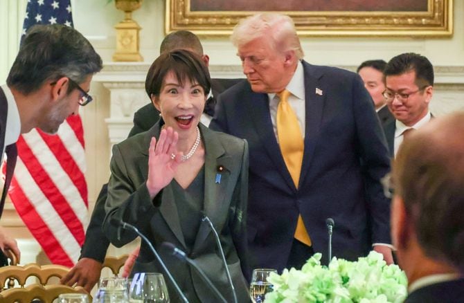 ホワイトハウスの夕食会で出席者に笑顔で手を振る高市早苗首相とドナルド・トランプ米大統領、2026年3月19日