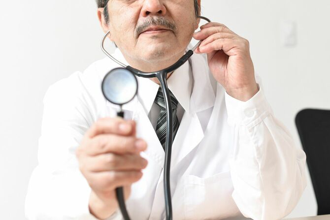 白衣を着たアジア人の中年男性医師