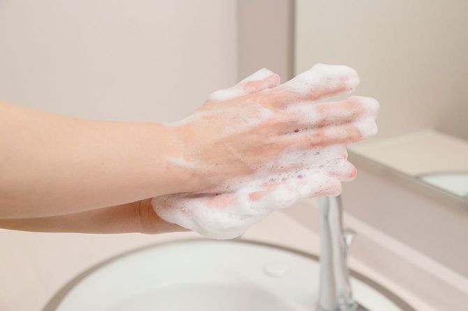 小指側の手側面でもう一方の手の平をこする（両方）