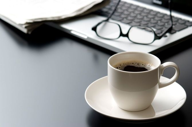 白いカップに入れたブラックコーヒー
